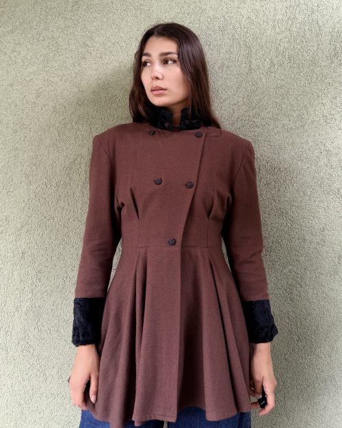 Vintage wełniany płaszcz z rozkoszowanym dołem XS/S